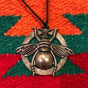 Silver bumble bee emblem necklace🐝